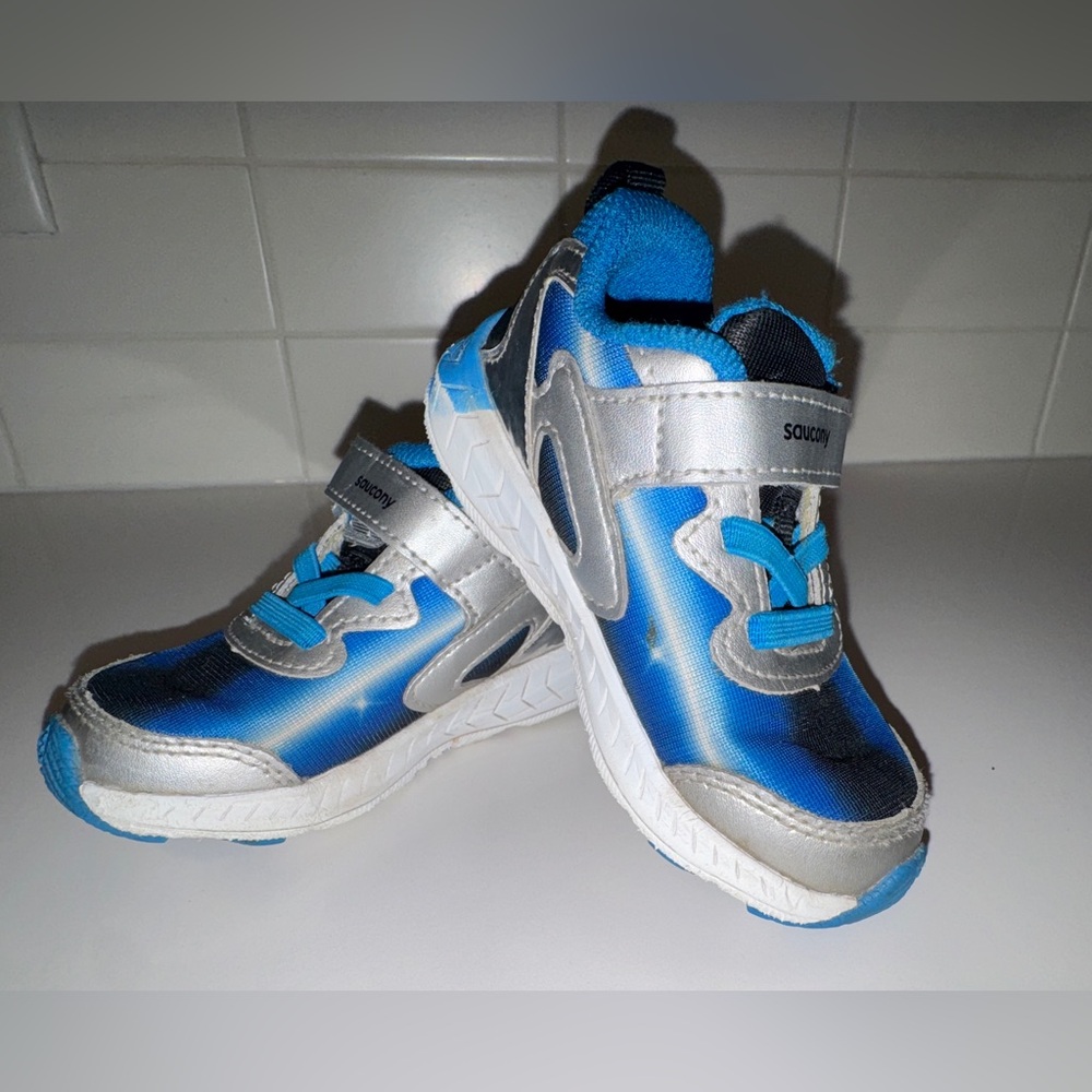 Saucony Kids Flash A/C 3.0 sneakers black, blue, chrome colorway little kids 6.5